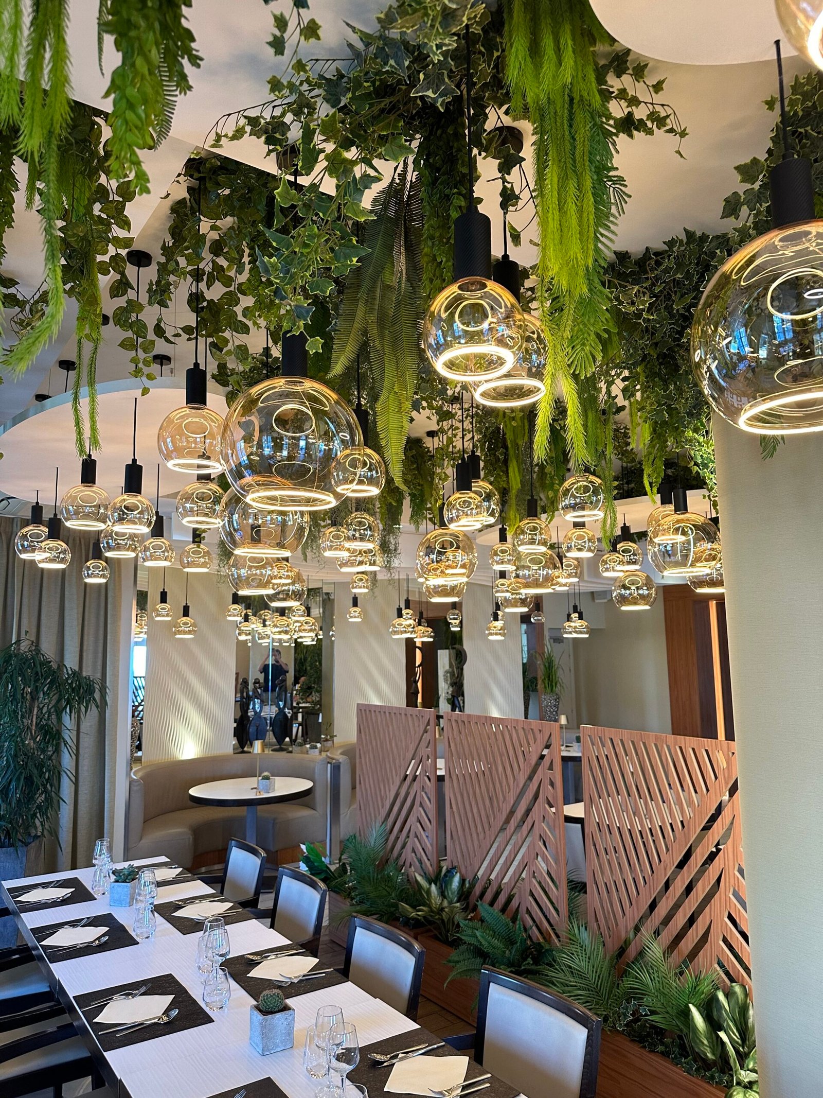 ambiance tropicale avec plantes artificielles