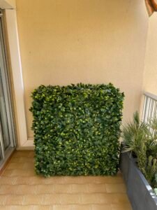 cache climatiseur artificiel sur façade d’immeuble – décoration végétale