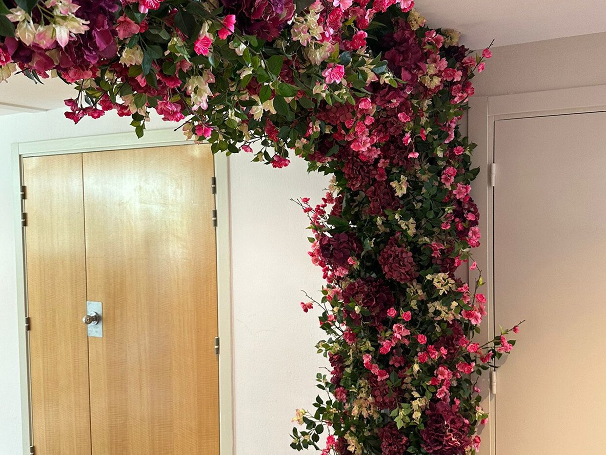 Envie d’une touche de nature chez vous ? Le plafond végétal transforme votre intérieur en un espace chaleureux, original et sans entretien. Apportez du style à votre salon, chambre ou véranda grâce à une installation simple et personnalisable, pour un effet végétal spectaculaire au quotidien.