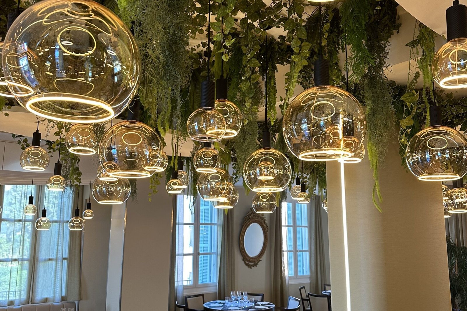 Transformez vos espaces professionnels avec un plafond végétal artificiel : une solution décorative, sans entretien, élégante et personnalisable pour restaurants, hôtels, bureaux ou commerces. Créez une ambiance naturelle unique, durable et conforme aux normes ERP, sans aucune contrainte d’entretien