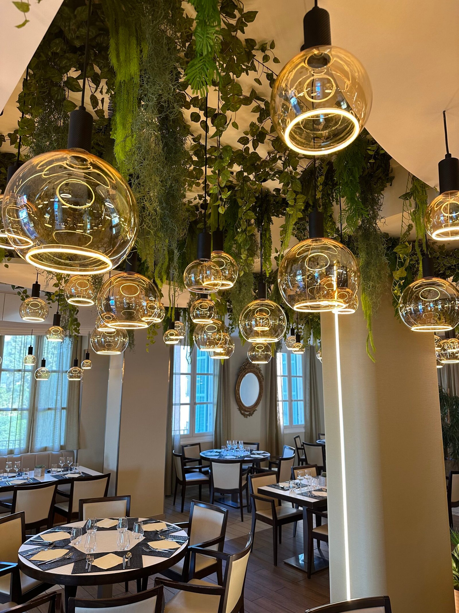 Transformez vos espaces professionnels avec un plafond végétal artificiel : une solution décorative, sans entretien, élégante et personnalisable pour restaurants, hôtels, bureaux ou commerces. Créez une ambiance naturelle unique, durable et conforme aux normes ERP, sans aucune contrainte d’entretien