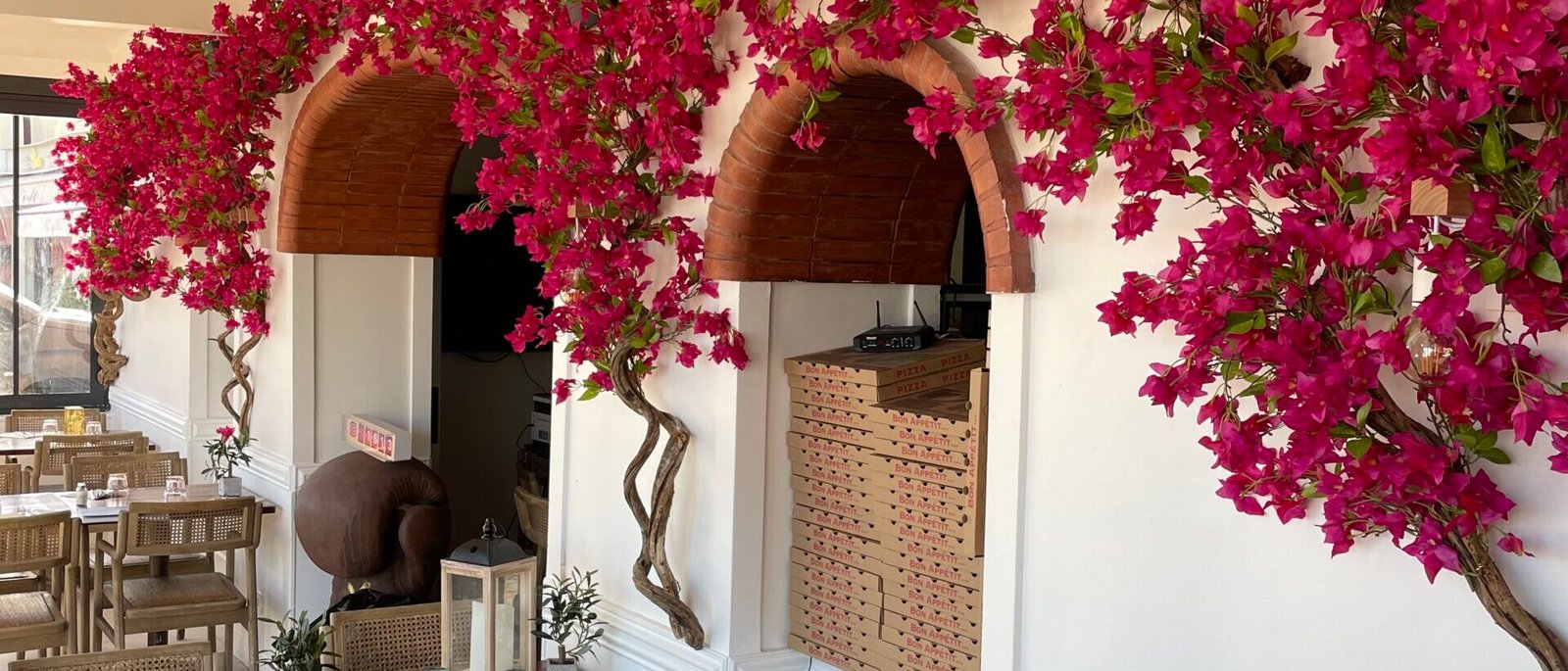 Découvrez notre décoration florale artificielle : des créations élégantes, sur mesure et sans entretien pour sublimer vos espaces intérieurs et extérieurs.