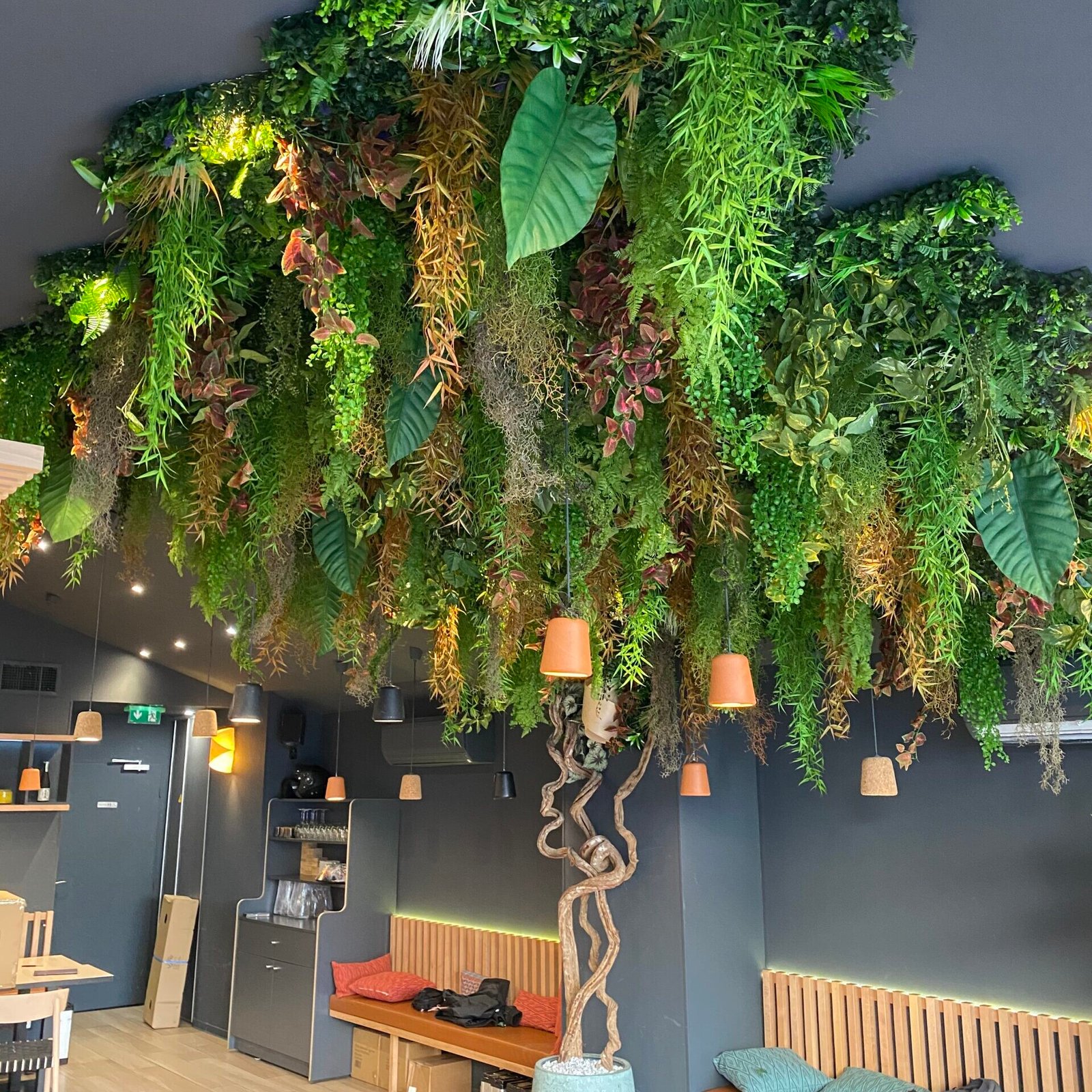 Créez un plafond végétal artificiel spectaculaire : une solution sans entretien qui apporte une touche unique, naturelle et durable à vos espaces intérieurs.