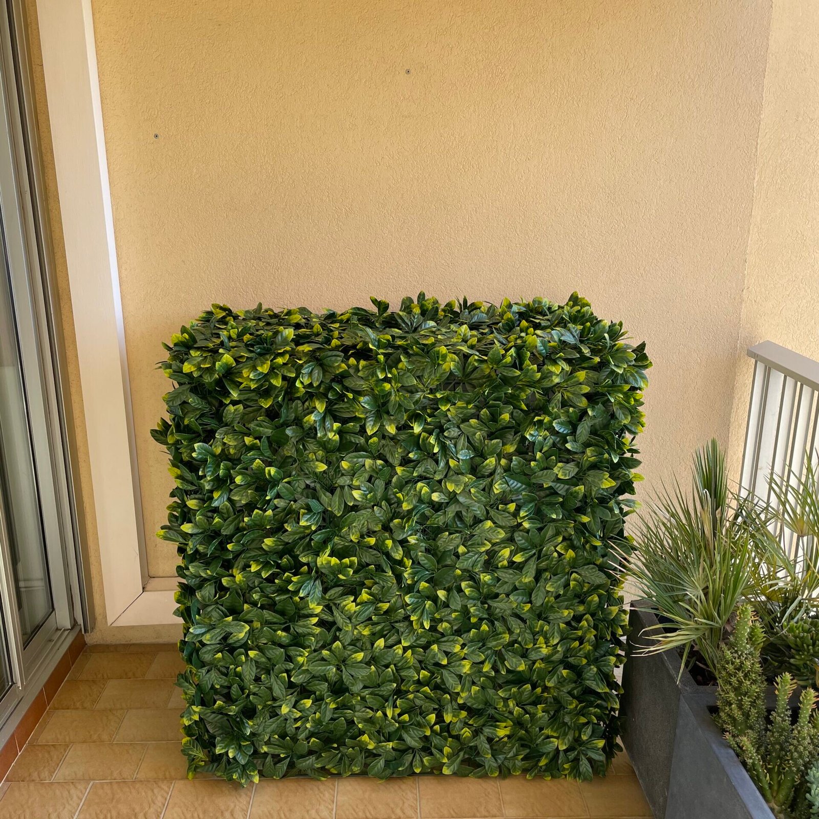 Nos caches climatiseur végétaux allient esthétisme, fonctionnalité et durabilité. Une solution décorative sans entretien pour camoufler avec style.