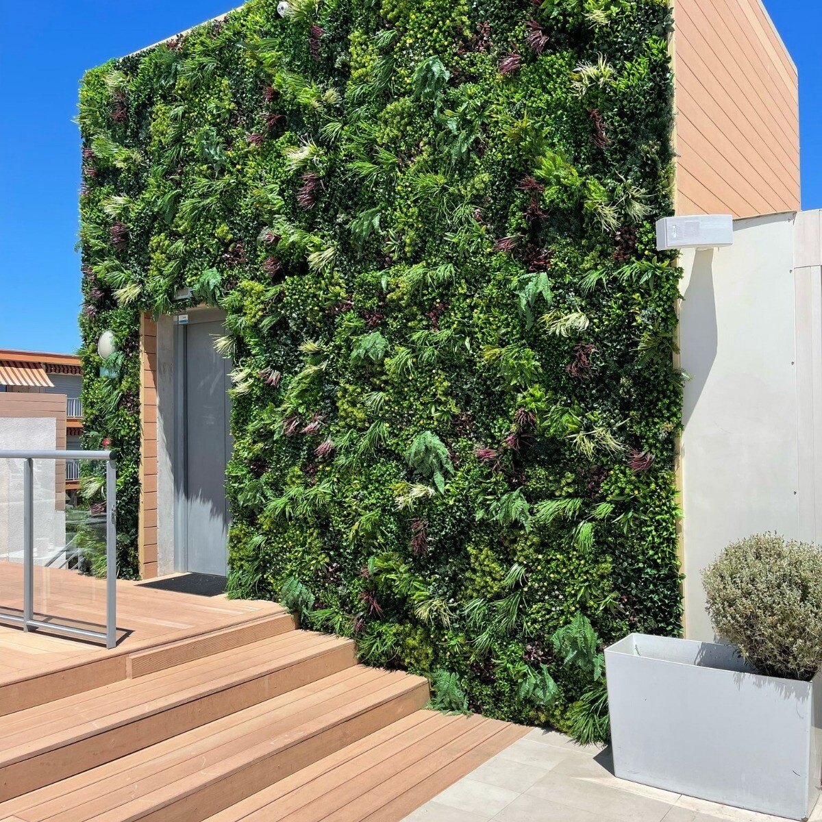 Sublimez vos intérieurs et extérieurs avec nos murs végétaux artificiels et treillis : une solution décorative spectaculaire, durable et sans entretien.