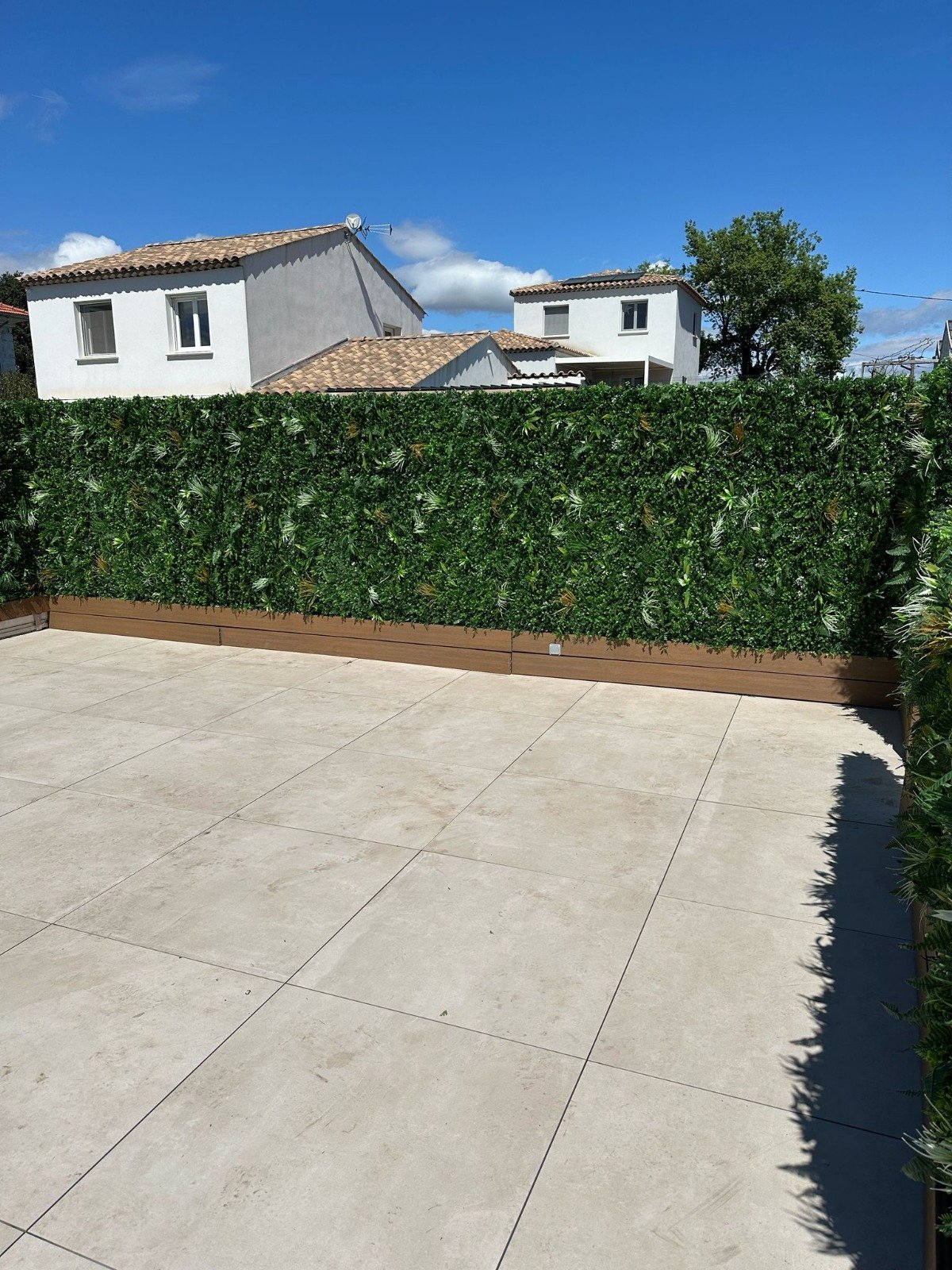 Habillage de plusieurs garde-corps en mur végétal